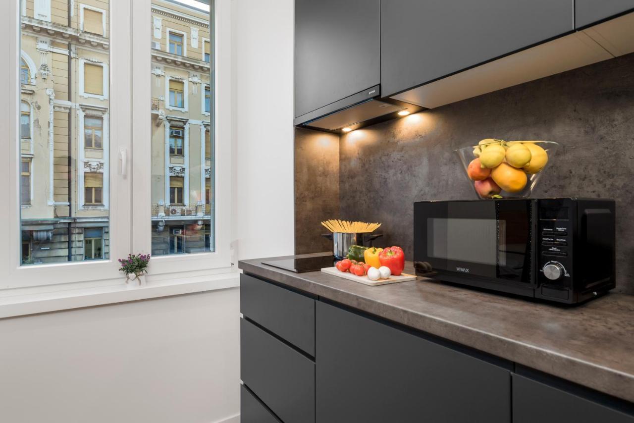Deluxe Apartments "In The Center" Rijeka Bagian luar foto