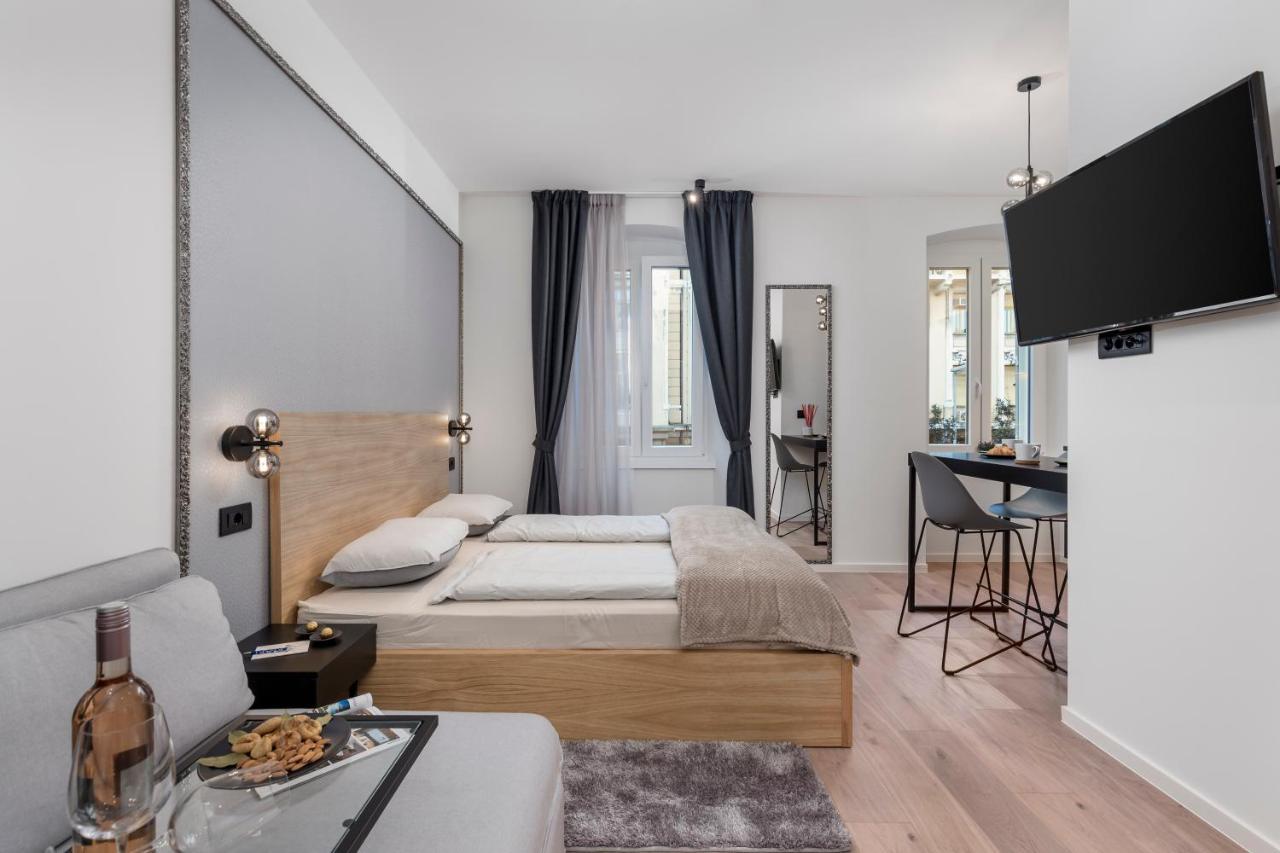 Deluxe Apartments "In The Center" Rijeka Bagian luar foto